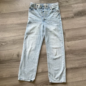 Levi’s jeans ”Ribecage straight” st:26 - Supersnygga Levi’s jeans i nyskick. Modellen heter ”Ribecage straight” och de är i storlek W26, L27. Rak passform och hög midja. För full längd uppskattar jag att de passar någon som är ca 165 cm. Säljer då jag tycker de är för korta på mig.
