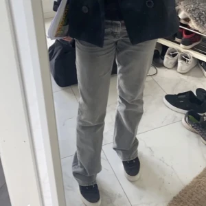 Gråa Low waist jeans  - Superfina low waist jeans från Gina tricot , knappt använda