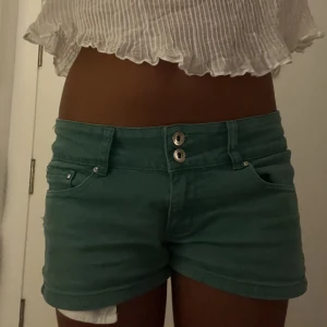 Lågmidjade jeans shorts  - Jätte coola gröna jeans shorts. Köpte för 699🥰