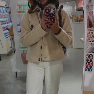 Kort kappa - Jättefin jacka från Vero Moda, strl XS. Mycket bra skick och inga defekter. Skriv gärna till mig innan du köper!🌼