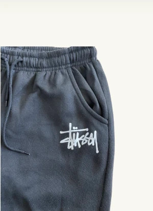 Stüssy byxor - Mjukisbyxor stussy  Sitter fint  Jag är 160 cm   100kr + frakt eller mötas i Uppsala 