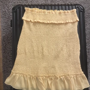 kjol NAKD - strechig  NAKD strl 36 men kan passa upp mit 40/42