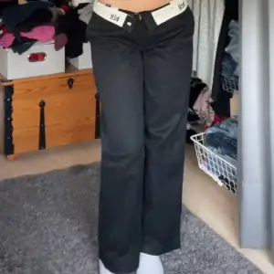 Säljer mina dickies i modellen 874 work pant! Otroligt sköna och snygga byxor, säljer då dem inte kommer till användning 💕storleken passar mig som är 163cm !