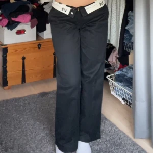 Dickies 874 - Säljer mina dickies i modellen 874 work pant! Otroligt sköna och snygga byxor, säljer då dem inte kommer till användning 💕storleken passar mig som är 163cm !