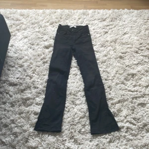 Svarta Jeans i bra skick - Hej, jag säljer mina fina boocount jeans för 100 kr! Har ej använd dem pga att de är förstora för mig Mer bilder kan skickas om ni vill! Hör gärna av er om ni är intresserade 