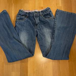 Jättefina Lågmidjade Levis jeans i fint skick som har blivit för små för mig tyvärr. Skulle passa någon som är 160 eller kortare ❤️köpte dom för 600kr 🙏