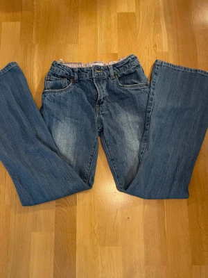 Lågmidjade jeans - Jättefina Lågmidjade Levis jeans i fint skick som har blivit för små för mig tyvärr. Skulle passa någon som är 160 eller kortare ❤️köpte dom för 600kr 🙏