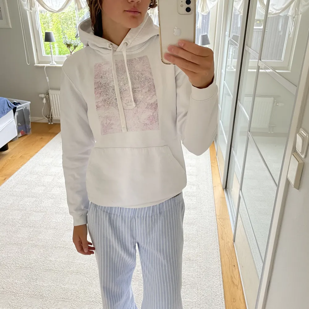 Säljer min hoodie från The Cool Elephant med coolt rosa tryck på💖passar perfekt till skola och chill. Hoodies.