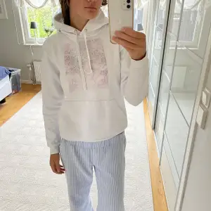 Säljer min hoodie från The Cool Elephant med coolt rosa tryck på💖passar perfekt till skola och chill