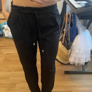 Svarta tyg byxor - Bekväma svarta tygbyxor passar någon runt 160 lång storlek xs-s