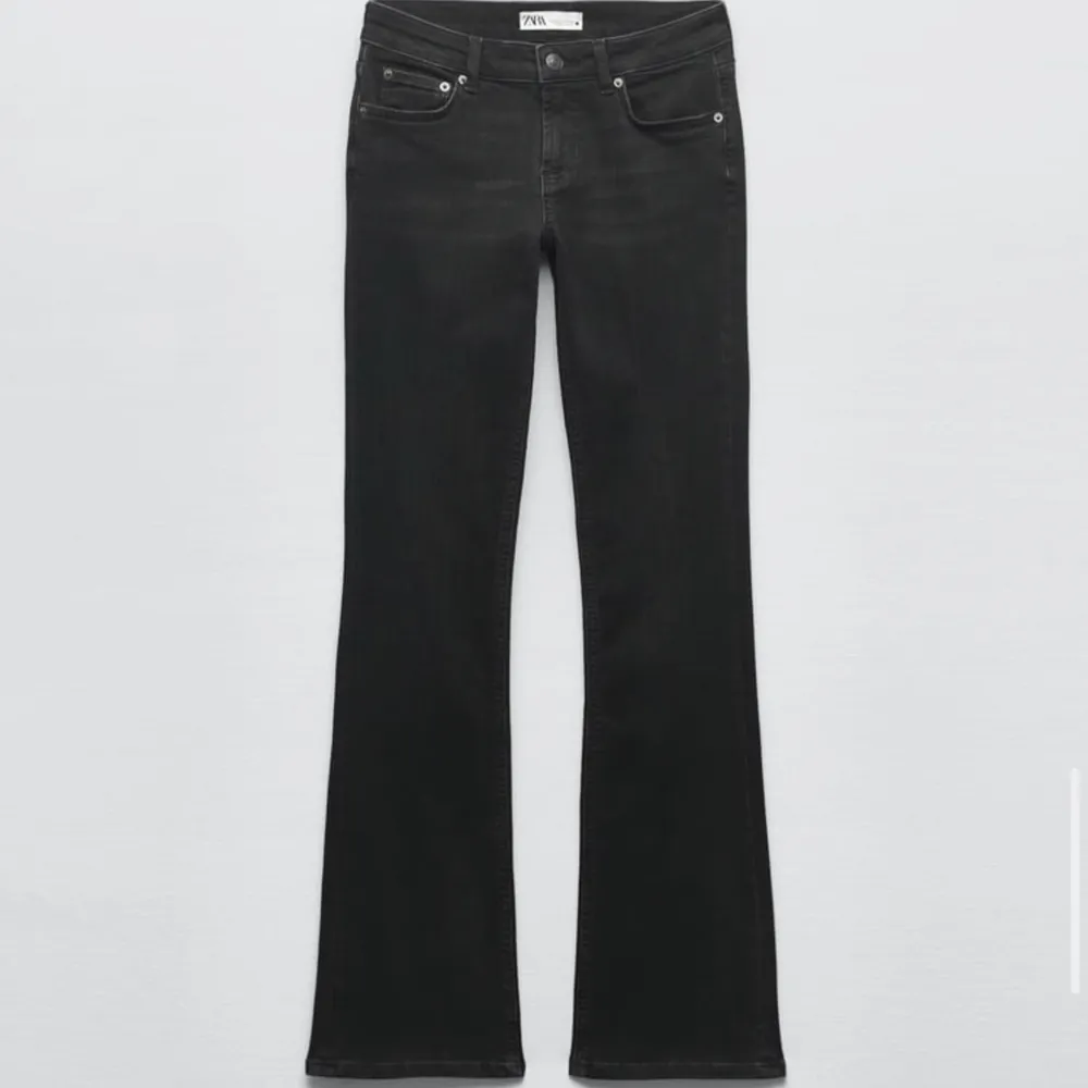 super fina jeans ifrån ZARA med låg midja i storlek 38, säljes pga att jag har två par!🙌💓Orginal pris 399kr😇 Skriv vid funderingar eller fler bilder 💕. Jeans & Byxor.