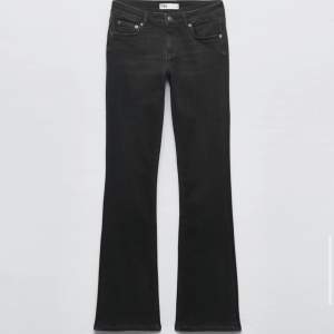 super fina jeans ifrån ZARA med låg midja i storlek 38, säljes pga att jag har två par!🙌💓Orginal pris 399kr😇 Skriv vid funderingar eller fler bilder 💕