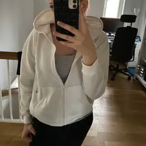Vanlig vit zip hoodie som inte kommer till någon användning, den är lite liten för mig 💕
