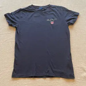 amörkblå t-shirt strl 146-152 cm. Använd men gott skick. 160:- ink spårbar frakt.