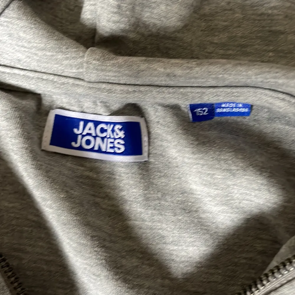 Hej säljer denna Jack and Jones zipen eftersom att den är för liten och rensar ur garderoben väldigt fint skick eftersom att den inte är använd så mycket . Hoodies.