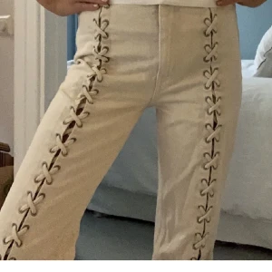 Snörade jeans H&M - Snörade jeans från H&M! Rak passform och snörning längst hela benen