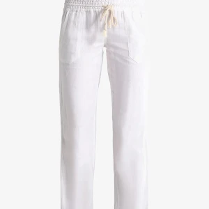 Roxy linnebyxor  - Säljer nu mina supersnygga linnebyxor från Roxy!! De är sparsamt använda så i fint skick🤍 Köpte de i början på 2022! Skriv för egna bilder🤍🤍