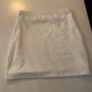 Vit kjol  - Basic vit kjol som passar till allting!🩵 är dubbeltyg vilket gör att den inte blir genomskinligt!