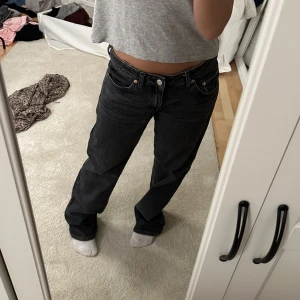 Low Waits jeans  - Snygga Arrow low waist jeans från weekday i fint skick, säljer då dom är för stora för mig 💞