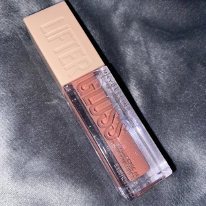 maybilline lifter gloss silk - säljer detta fina läppglans för jag har rensat mitt smink och den har bara legat i mitt skrivbord utan användning 🫶🏼 den har bara blivit testad på handen💕den har färgen silk😄