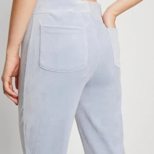 Mjukisbyxor  - Hej, säljer mina ljusblå mjukisbyxor i velour från Gina Tricot då de är för stora och därmed inte kommer till användning. De är endast testade och därför i nyskick 💓 Här av dig vid intresse eller frågor! (Jag säljer fler mjukisbyxor på min profil:)