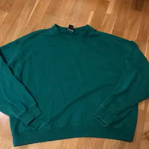 En mörkgrön långärmad tröja från monki och i storlek M :) bra kondition 