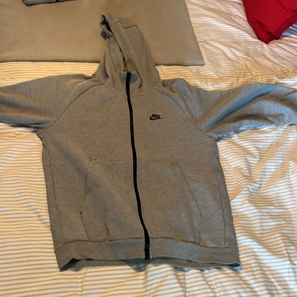 Snygg grå Nike varm fleece hoodie gammal modell i bra skick. Säljer pga använder inte längre . Hoodies.