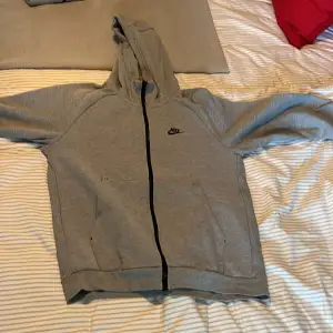 Snygg grå Nike varm fleece hoodie gammal modell i bra skick. Säljer pga använder inte längre 