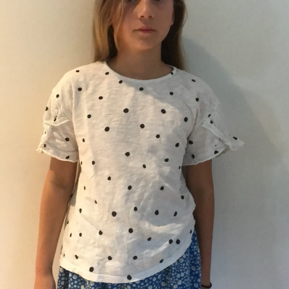 En volang teeshirt med prickar .Från Zara i storlek 128 .. T-shirts.