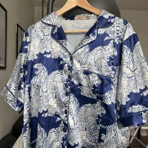 Silkes pyjamas - Supersöt pyjamas i silke, storlek s men passar även m ❤️
