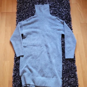 Turleneck klänning från zara - En grönblå klänning med turtleneck från zara som jag säljer för att den är för liten! Väldigt vra skick och nästan oanvänd!