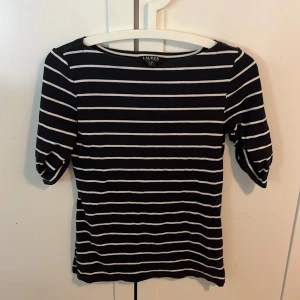 Larph lauren tröja - Säljer min larph lauren tröja för ett bra pris då jag behöver bli av med allt. Tröjan är mörkblå men det syns inte på bilden😋 En jättefin båttröja🫶🙌💛 