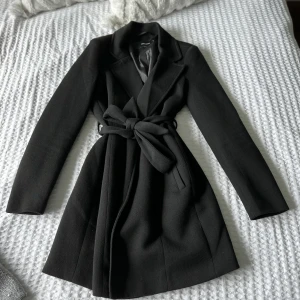 Kappa  - Vero Moda kappa som går till knäskålarna på mig som är 168 otroligt skön men har blivit för tajt på mig. Jackan är i bra skick. Köpt för 599kr men säljer för 350kr. Frakt ingår ej i priset, skriv för fler bilder 