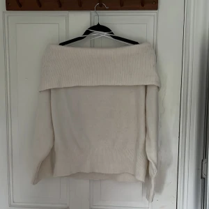 Vit stickad tröja  - Säljer denna fina vita off shoulder tröja ifrån H&M då den inte kom till mycket användning. Den är i fint skick och inga defekter fins på den💓