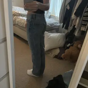 Säljer mina midrise jeans från zara i den mörkblå färgen. Väldigt bra skick då de är lite små för mig 💖