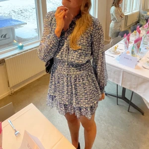 Zara klänning  - Använd en gång - vill har allt såld så kom med egna pris förslag 