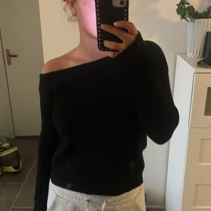 Stickad tröja - Säljer denna super söta svarta stickade tröjan från Even&odd i strl S. Den är knappast använd och därmed i nytt skick