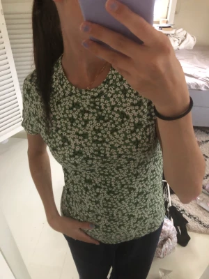 Blommig topp - En blommig topp från Monki! Storlek xs, fint skick! Köparen står för frakten💘