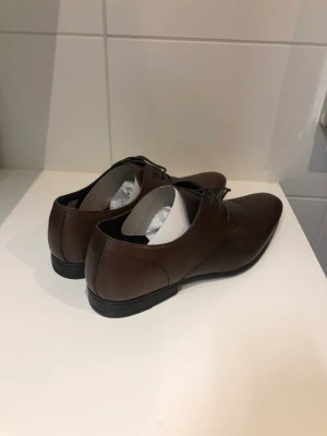 Kostymskor storlek 43 - Oanvända kostymskor i storlek 43. 