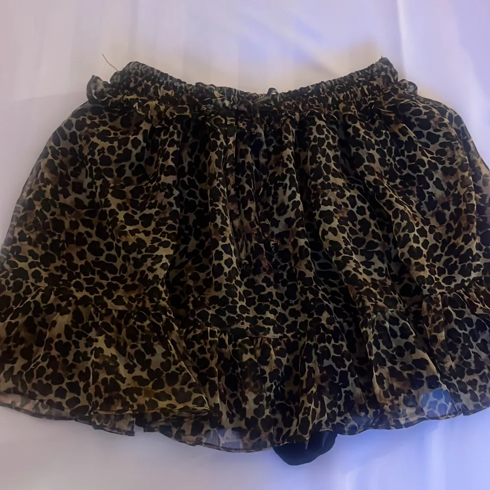 Leopard kjol från zara. Med byxor i kjolen. Inga fläckar eller sönder nånstans. Köpare står för frakt💕. Kjolar.