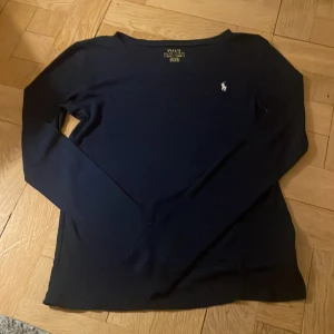 Ralph lauren långärmad t-shirt  - Mörk blå med vit tag, jätte snygg och sitter fint, äkte Ralph lauren♥️♥️♥️ sitter som S även om det står xl