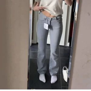 Low waist straight 950 jeans - Från bikbok helt slutsålda💕 Storlek W25 L34 skulle säga att dom passar nån som har XS/S och är minst 165cm, eftersom dom passar mig som är 175cm🫶🏼 !! Lappen sitter inte kvar då jag har använt dom ett pr få gånger !!💕