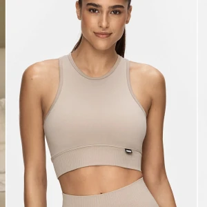 Crop top  - Topp från stronger som passar till tightsen jag har en annons på. Denna är väldigt tajt i storleken därför säljer jag den. Har storlek XL i denna och vanligtvis M