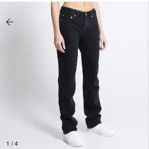Ett par lågmidjade svarta jeans från lager 157. Aldrig använda.