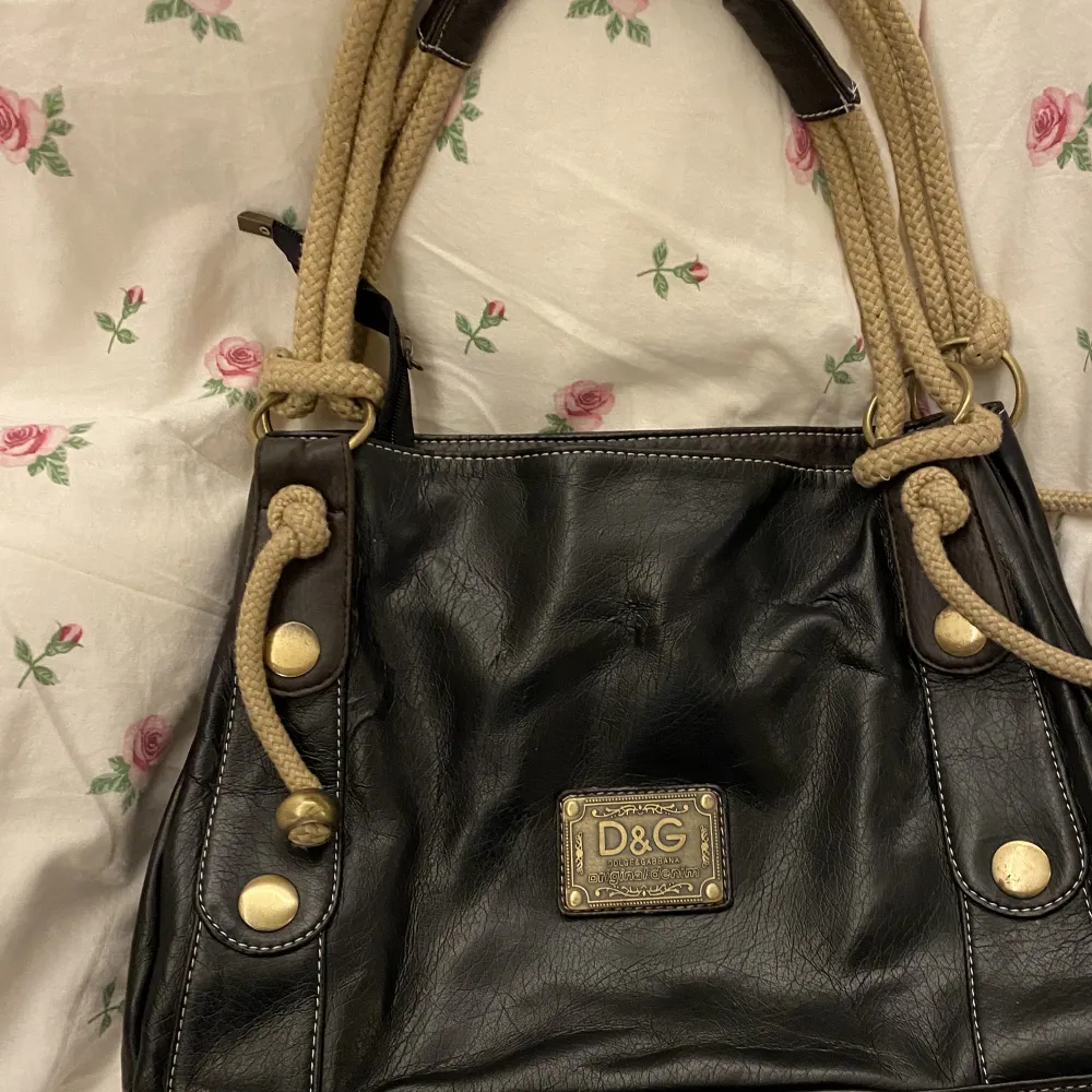 En handväska från Dolce & Gabbana vet inte 100% om den är äkta eftersom den är köpt på secondhand men är i väldigt bra skick!. Väskor.