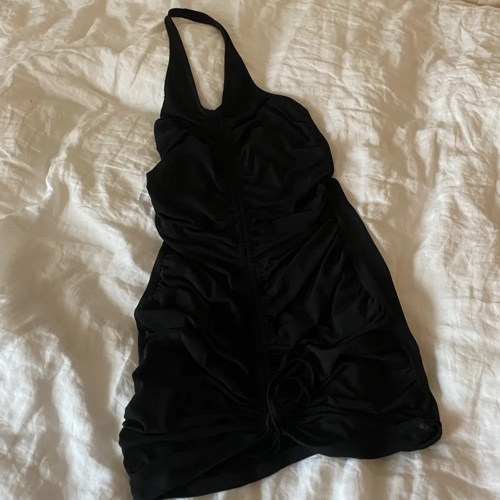 Jättefin svart klänning som är öppen i ryggen, aldrig använd! . Klänningar.