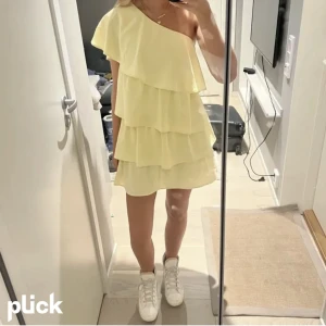 Gul Zara klänning - 💕Superfin klänning ifrån Zara i stl S, säljer pga att den ej kommer till användning💕💕(lånade bilder)💕💕