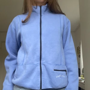 Blå zip up - Supersöt ljusblå zip up med krage🦋storlek s💓 handtaget till dragkedjan är lite trasigt men går att fixa eller använda som den är, själva dragkedjan är dock helt felfri och koftan är i bra skick☺️säljer då den inte kommer till användning💌