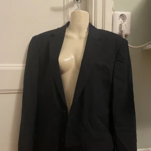 KAVAJ - Skitsnygg kavaj! Oversized, är typ som en L men sitter snyggt på mig som är S