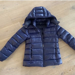 Ralph lauren jacka - Jag säljer denna sjukt snygga marinblå Ralph lauren vinterjacka, 12-14 år i storlek men passar mig som vanligtvis har xs-m❤️Passar perfekt på mig som är 165 cm❤️Tveka inte och skriv till mig vid frågor eller annat💘Jag diskuterar även pris 🥰( lånade bilder)